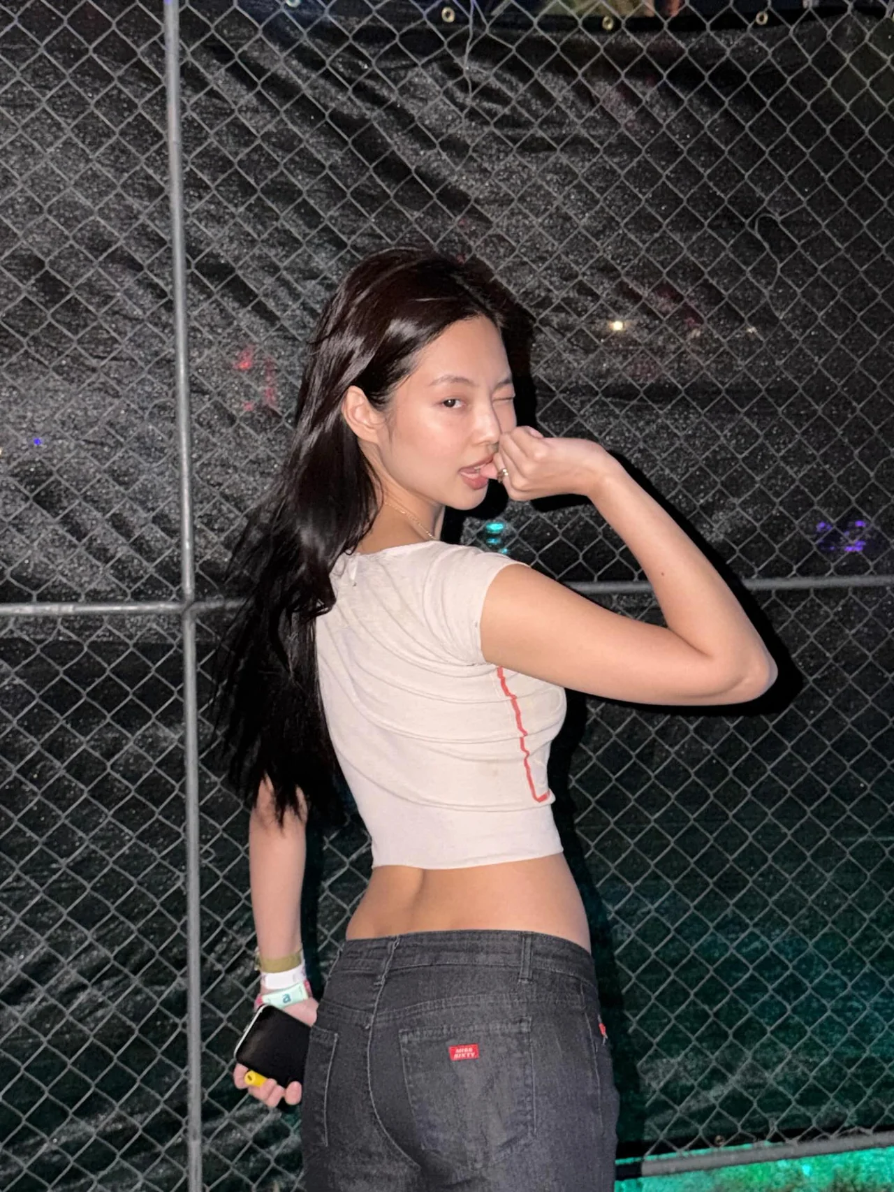 BLACKPINK・ジェニー、デニム×クロップトップで魅せた最旬フェス