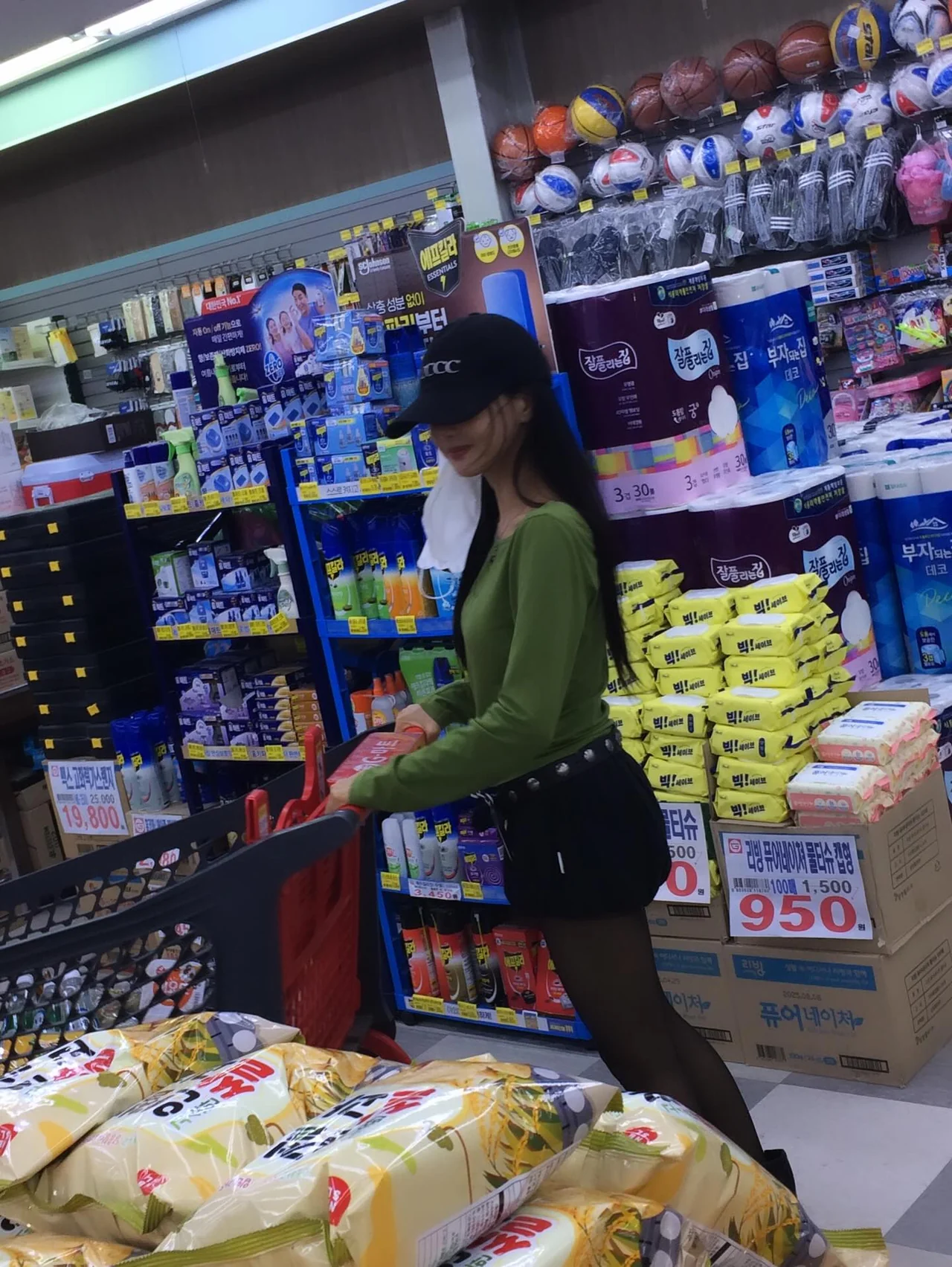 Black baseball cap | A chic finishing accessory that elevates the look /Photo: Lee Se-hee on Instagram