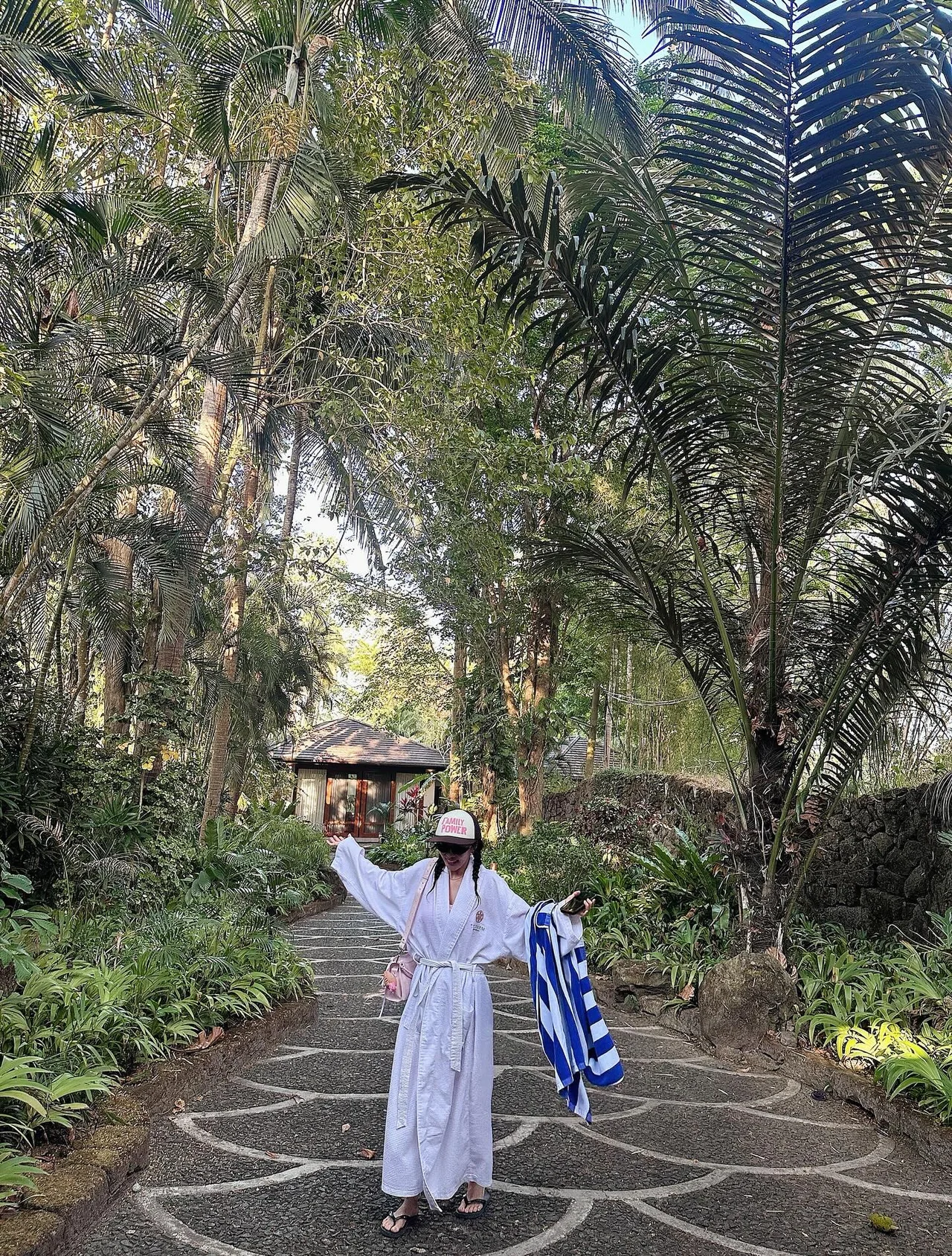 &nbsp;     White hotel robe + cap + pink mini bag for a tropical garden stroll / Photo=Sandara Park Instagram (@daraxxi)