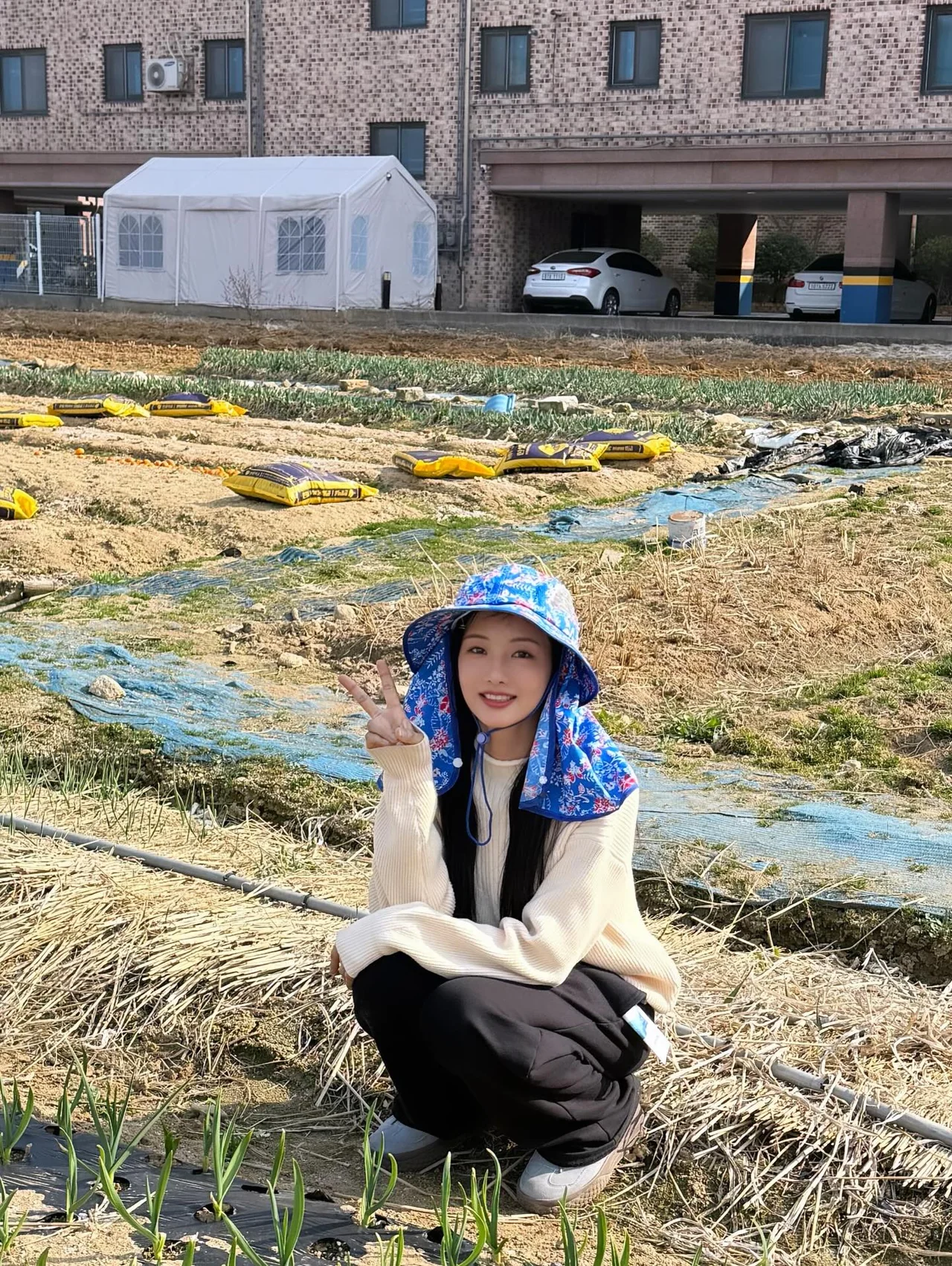 Flower-pattern safari hat | A witty focal piece that grabs attention on outdoor outings /Photo: Lee Se-hee on Instagram