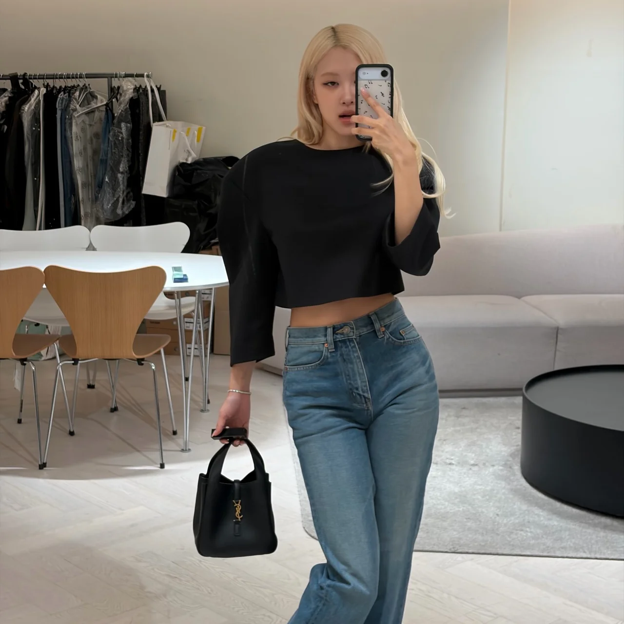 &nbsp;     Black cropped sweatshirt + mid-blue high-waist wide jeans + black mini tote, indoor mirror shot / Photo: ROSÉ Instagram (@roses_are_rosie)