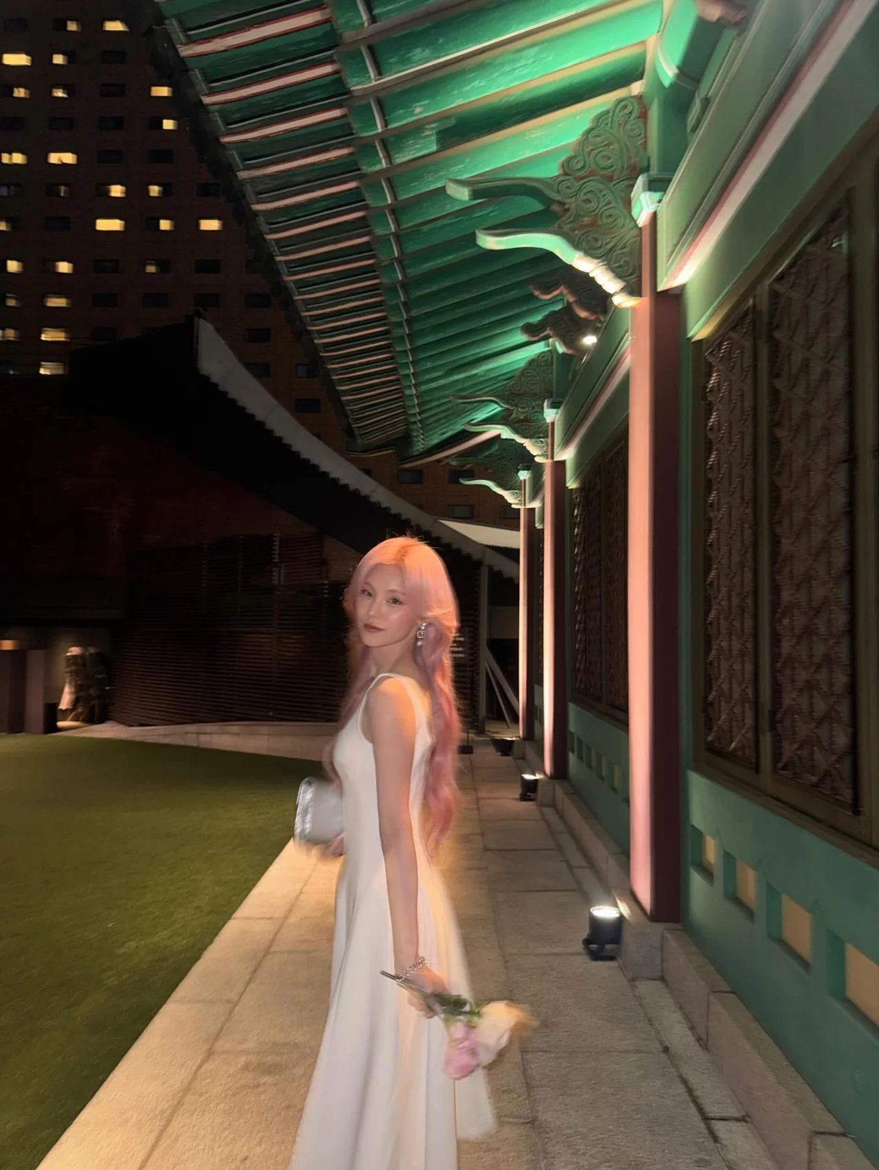 Silver clutch | A jeweled, show-stopping final touch that crowns an evening look / Photo: ITZY\'s Yeji Instagram