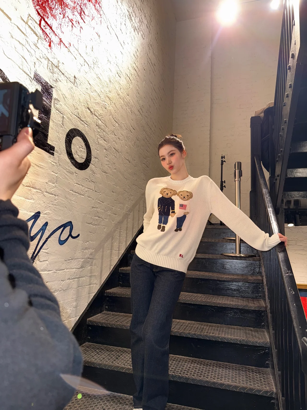 &nbsp;     Dark raw denim | Deep navy contrasts the sweater\'s white tone / Photo: Sana\'s Instagram