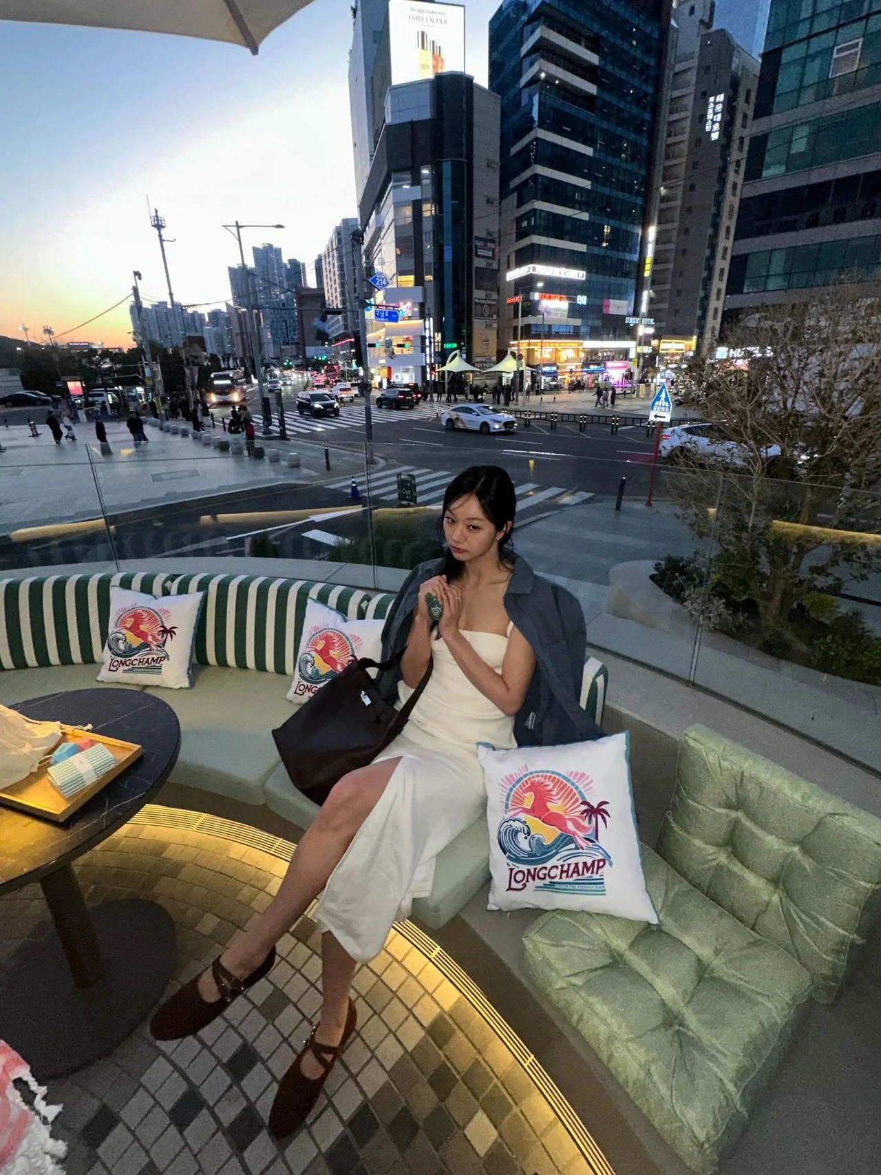 &nbsp;     White slip dress + raffia flower basket bag, resort mood / Photo: Hyeri\'s Instagram (@hyeri_0609)