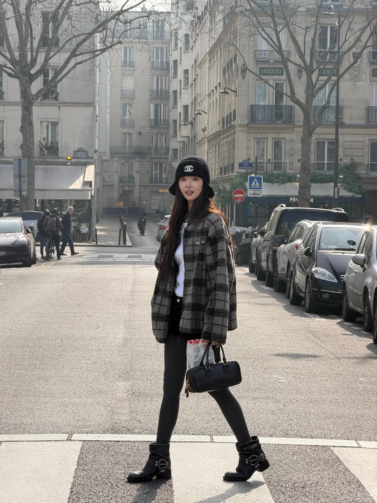 &nbsp;     Natural everyday travel shot in a Paris alley, shorts & tights bottom styling / Photo: Lee Si-an Instagram
