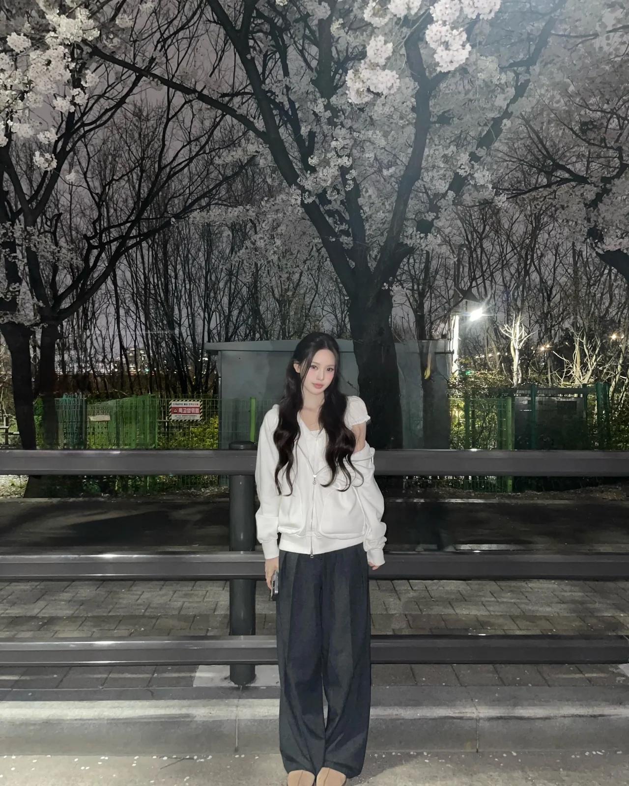 White zip-up hoodie + dark pants full-body proportion styling / Photo = Izna Instagram (@izna_offcl)
