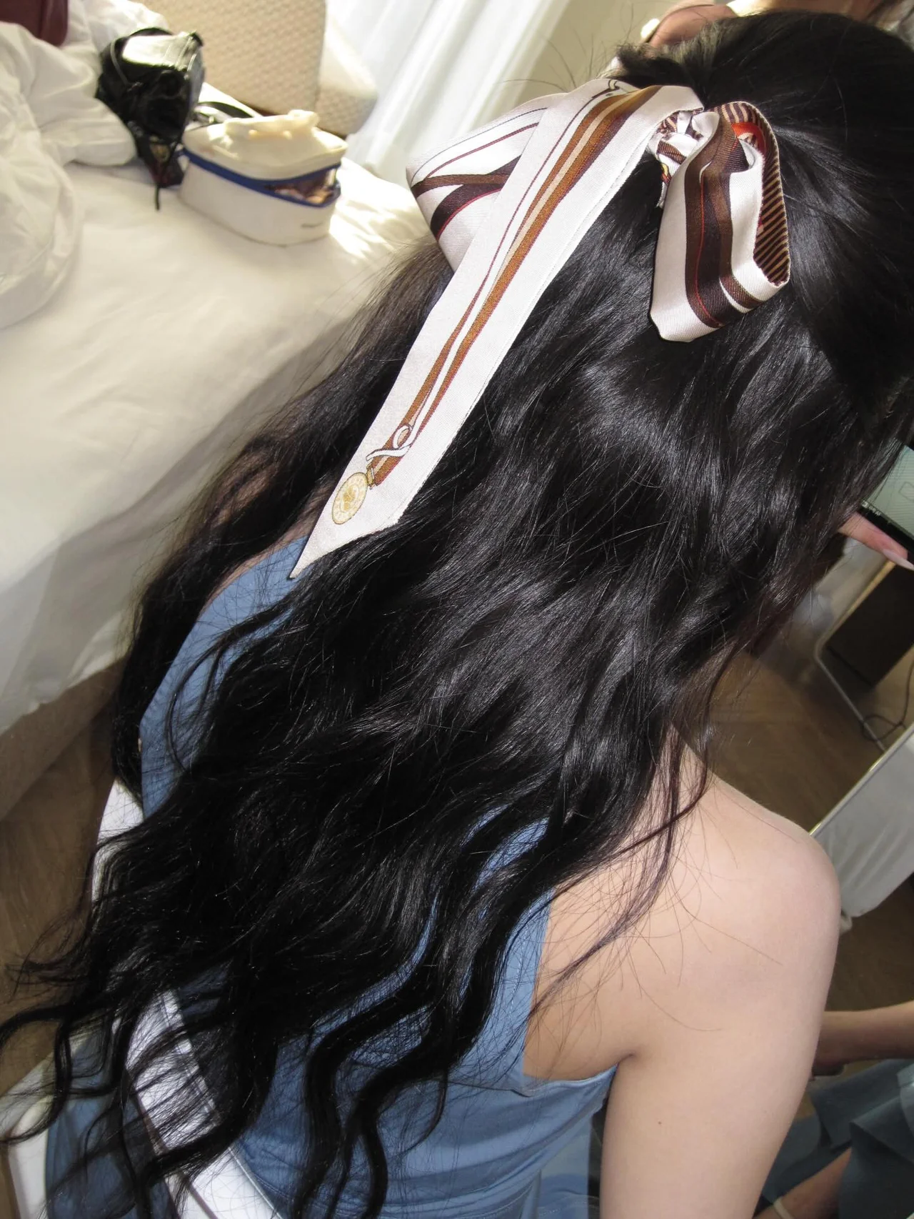 Back view of the cream-and-brown striped scarf tied in a ribbon half-up / Photo: Baek Jiheon Instagram (@jiheonnibaek)