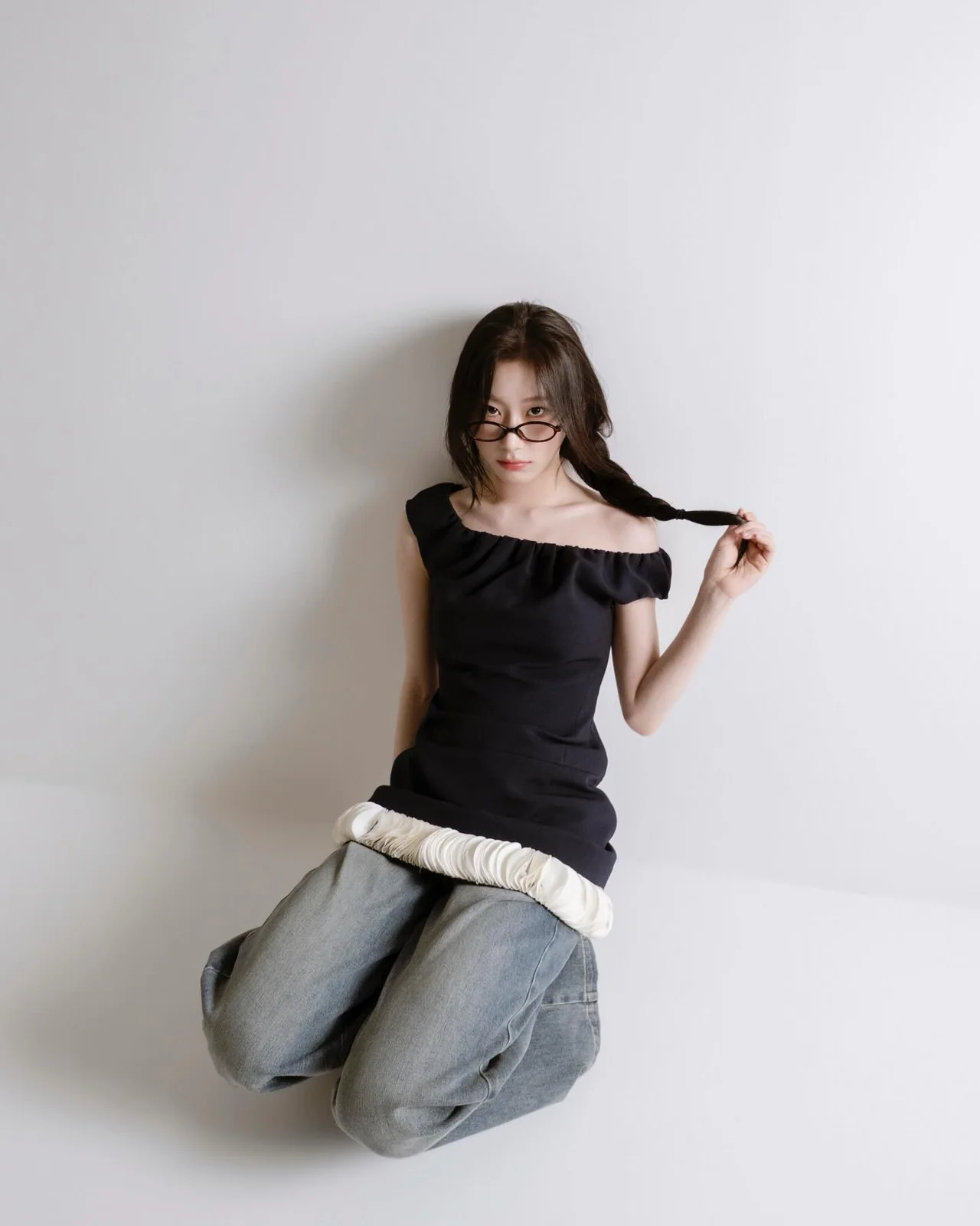 Spring Fashion Trends 2026: Chaeryeong’s Must-Have Black Off-Shoulder Top and Ruffled Denim