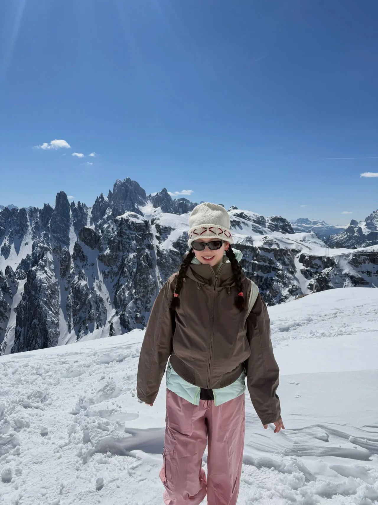 &nbsp;     Cargo snow pants | A hip snowy-mountain look finished with a wide silhouette and pink color /Photo = Kim Jin-kyung Instagram