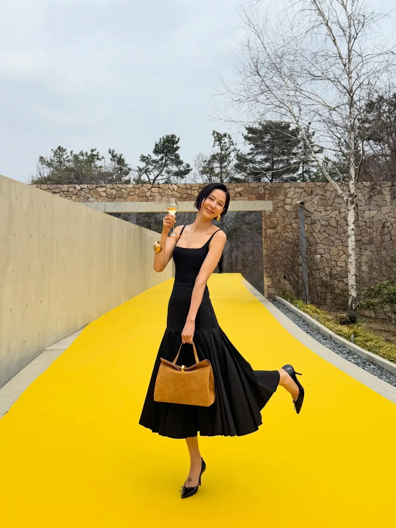 &nbsp;     Suede tote bag | A luxurious accent in warm brown /Photo: Kim Na-young\'s Instagram