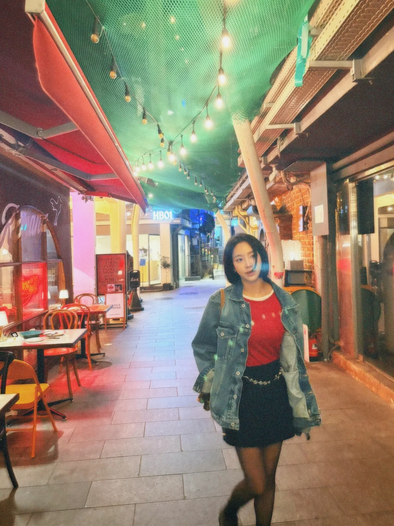 &nbsp;     Red cropped knit + oversized denim jacket + black miniskirt + black boots, nighttime alley / Photo: Yewon Instagram (@__kimyewon)