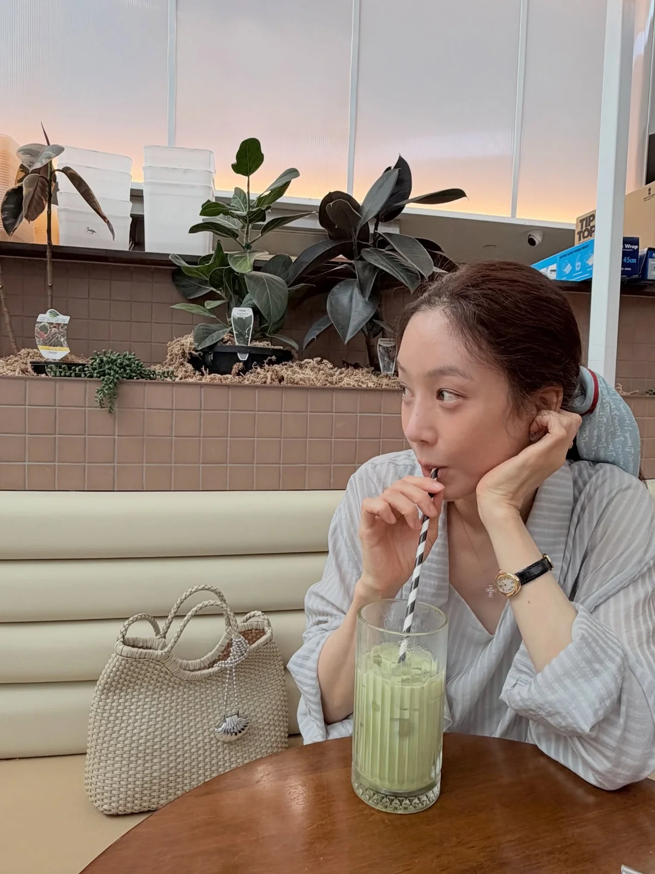 Rattan tote bag & shell keyring | The bag’s three-dimensional weave and a shell pendant add a witty touch / Photo: Jung Ryeo-won’s Instagram