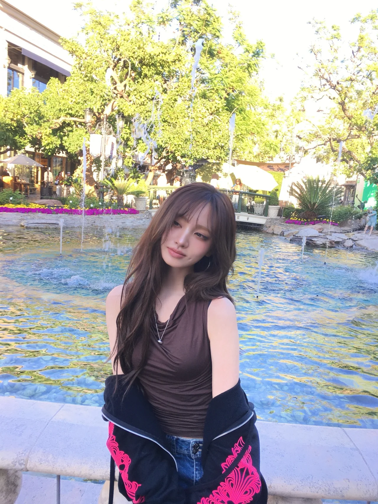 Brown sleeveless top | A drape-detail top that balances elegance and casual / Photo: Liz Instagram