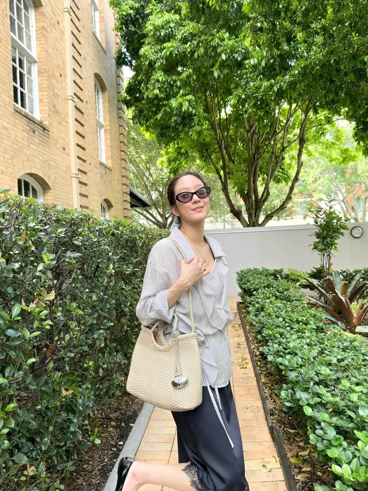 Hair scarf & black sunglasses | A chic daily look styled with a blue-tone scarf and sunglasses / Photo: Jung Ryeo-won’s Instagram