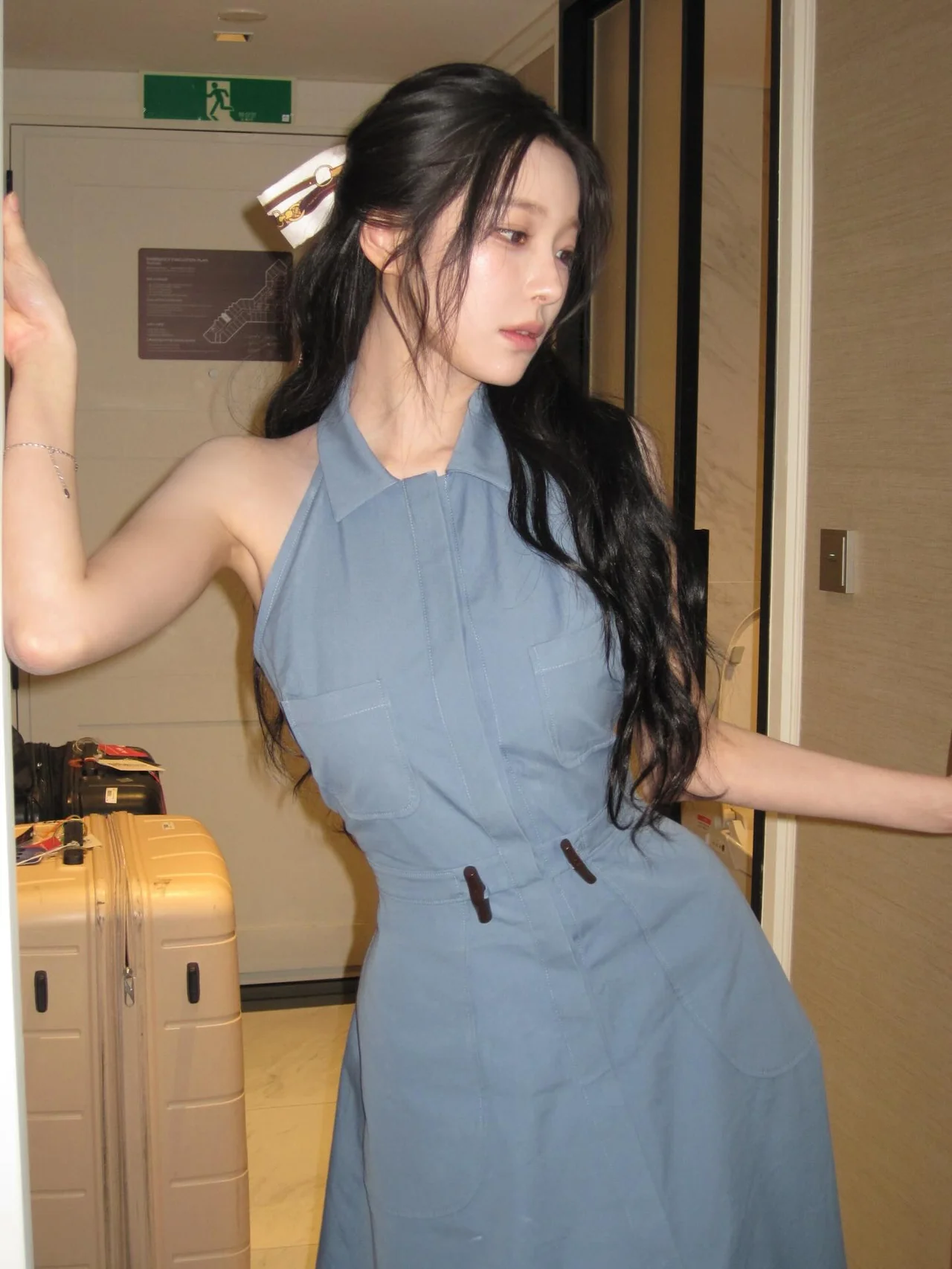 Dusty-blue halter-neck workwear midi dress + scarf-ribbon half-up at a hotel / Photo: Baek Jiheon Instagram (@jiheonnibaek)