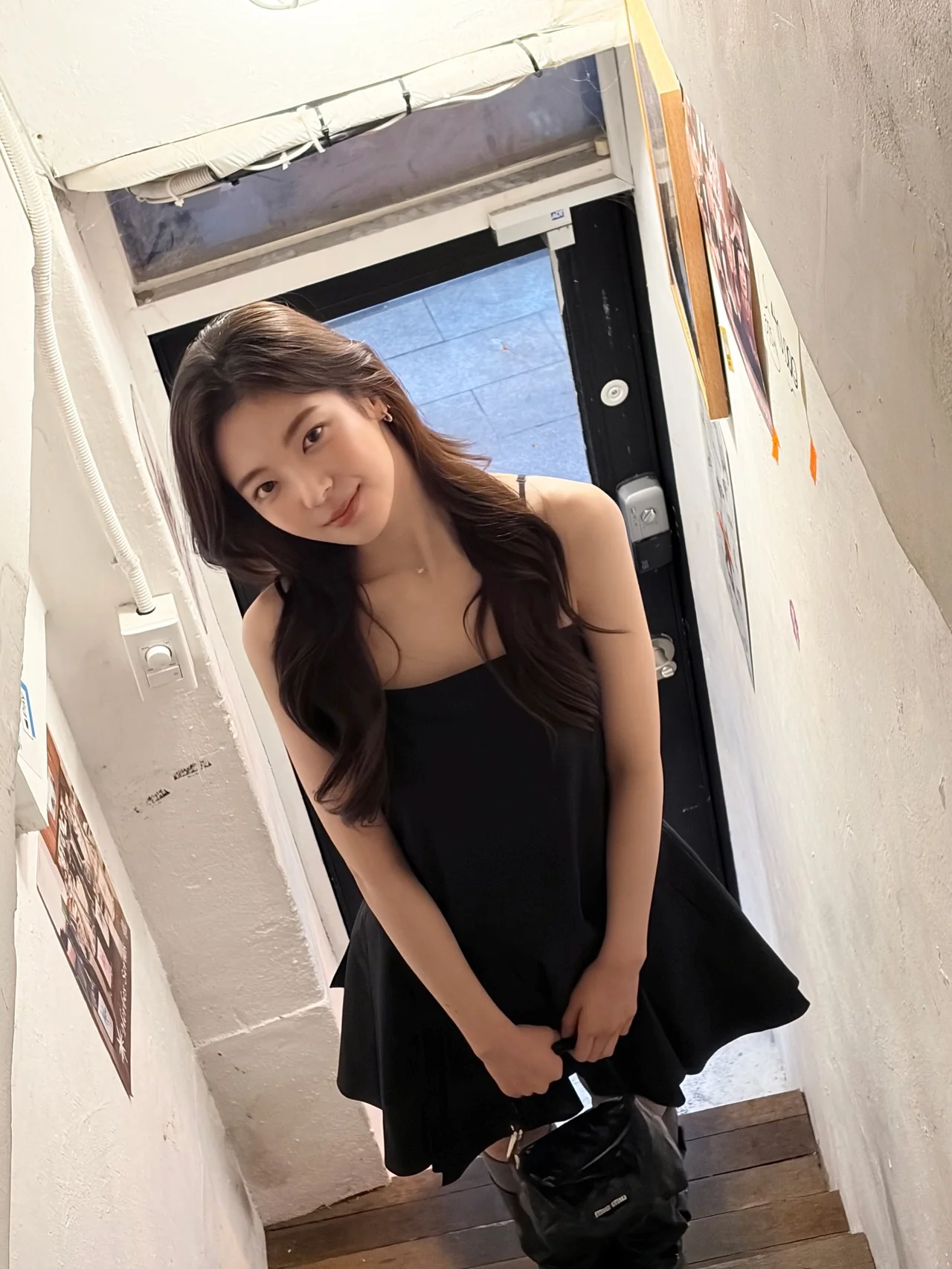 ITZY・リア、春の夜に披露したブラックミニドレス…ワインバーに映える