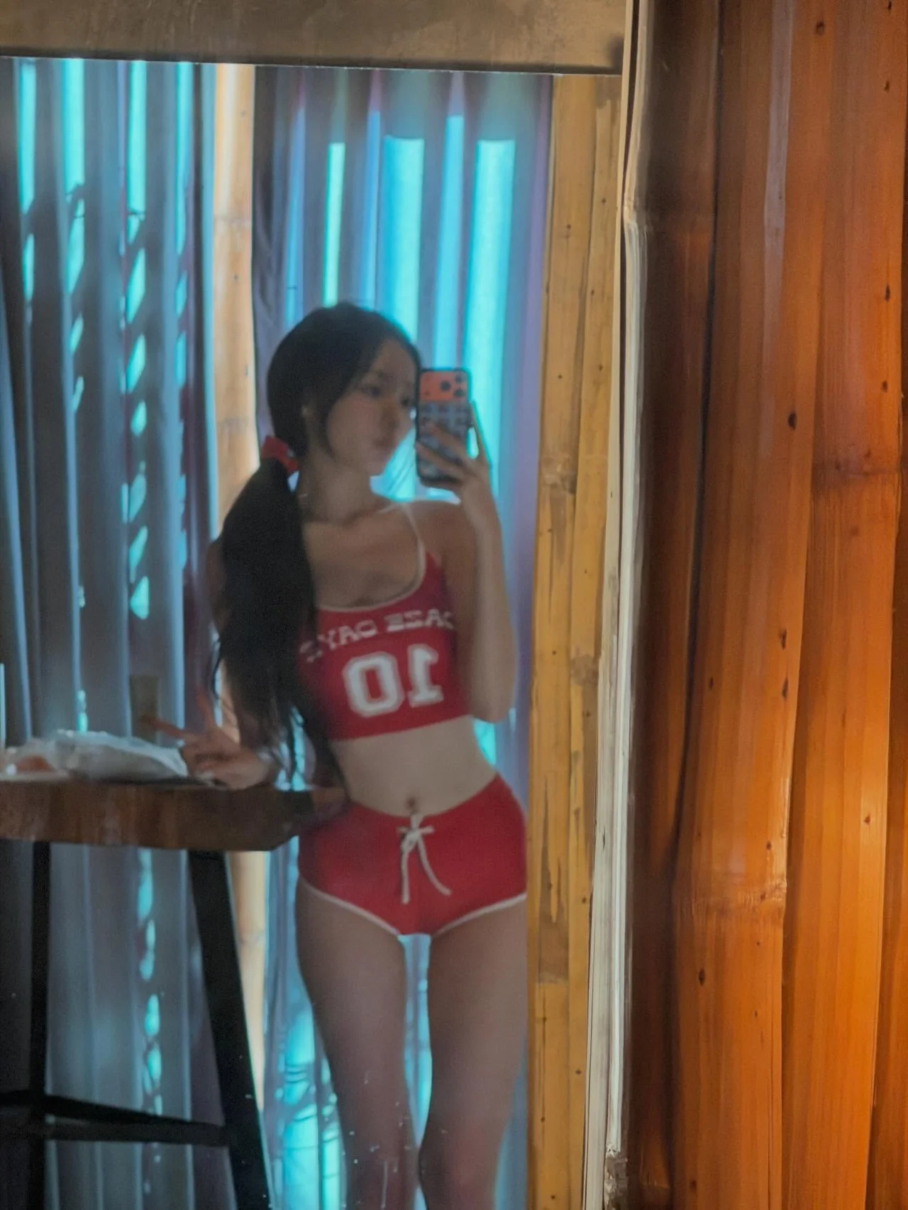 Red shorts set | A mirror selfie that emphasizes mobility with matching-tone bottoms /Photo=Kang Na-eon Instagram