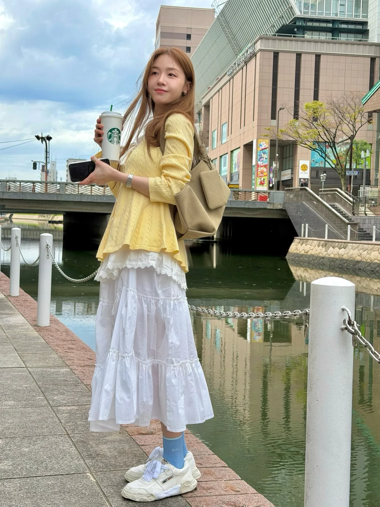 &nbsp;     Yellow cable knit + white lace tiered long skirt + light blue socks + chunky sneakers, riverside in Japan / Photo: Bang Min-ah Instagram (@bbang_93)