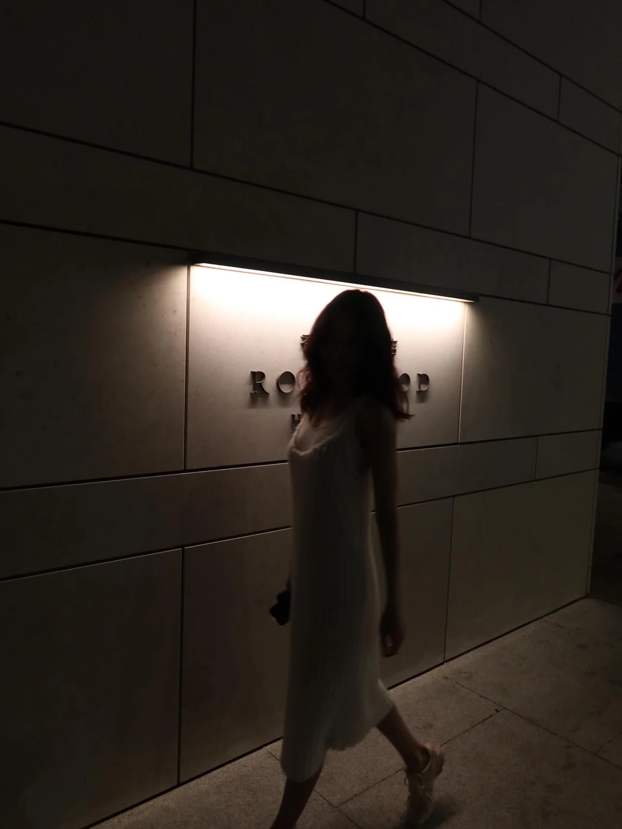 &nbsp;     Rosewood Hong Kong exterior | White dress styling that emphasizes the silhouette in soft lighting / Photo: Son Na-eun Instagram