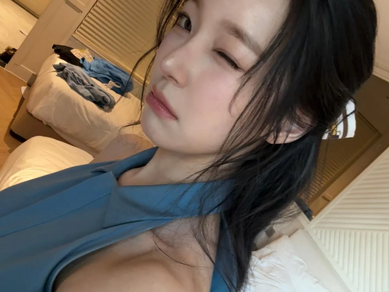 Close-up of the dusty-blue halter-neck dress neckline detail / Photo: Baek Jiheon Instagram (@jiheonnibaek)