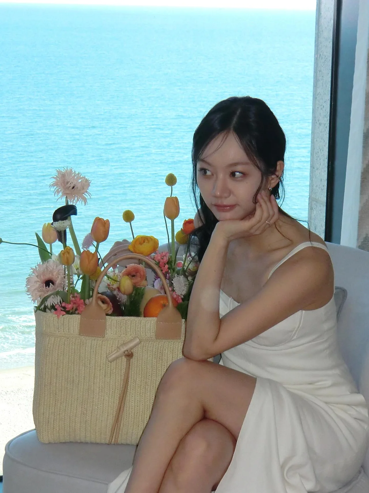 &nbsp;     White slip dress solo look + pearl earrings, sea-view hotel room / Photo: Hyeri\'s Instagram (@hyeri_0609)