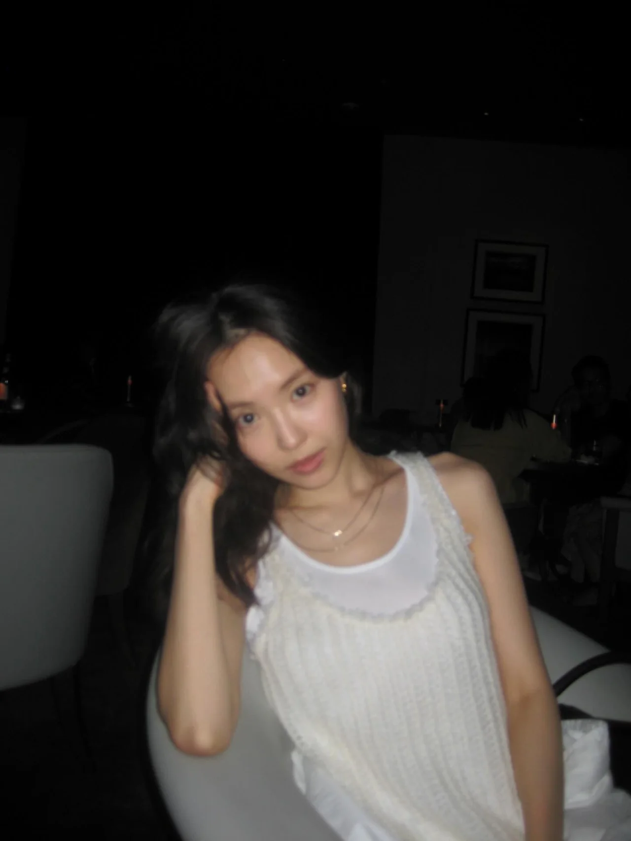 5 Essential Tips for a Stunning All-White Look: Inspired by Son Na-eun’s Hong Kong Style