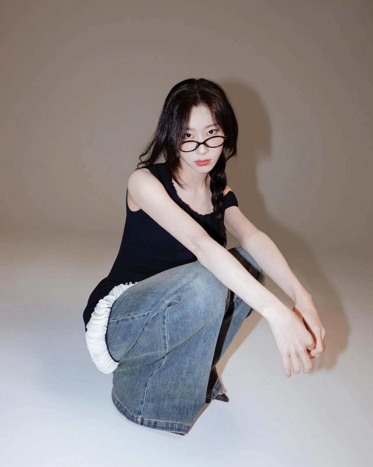 &nbsp;     Black off-shoulder top + ruffle waistband denim, loose braided hair, side shot / Photo: Chaeryeong Instagram (@chaerrry0)