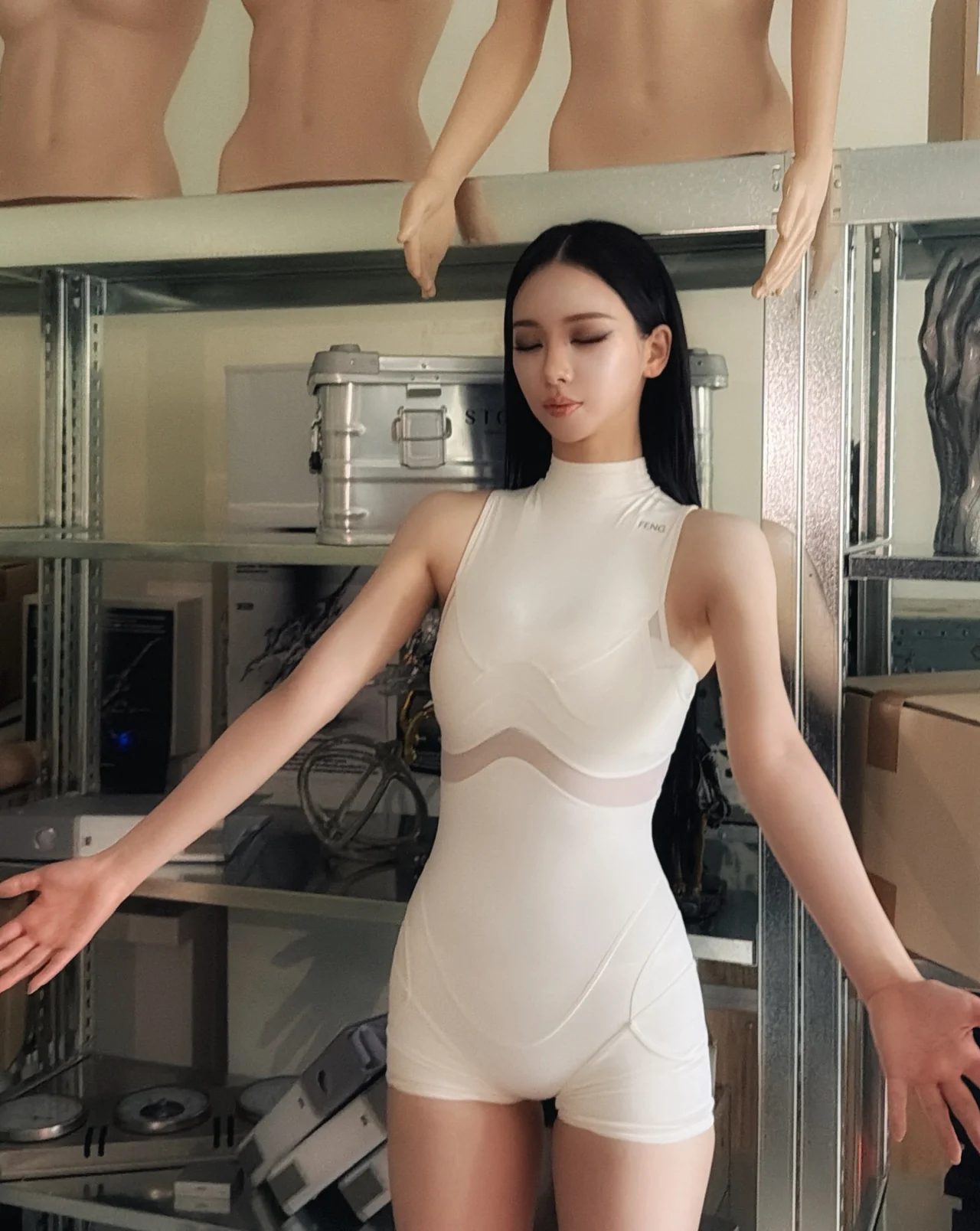 新品未使用　HAENGNAE ボディスーツ　作品撮り 彫刻のようなシルエットで圧倒…クリームアイボリーのボディスーツ姿に