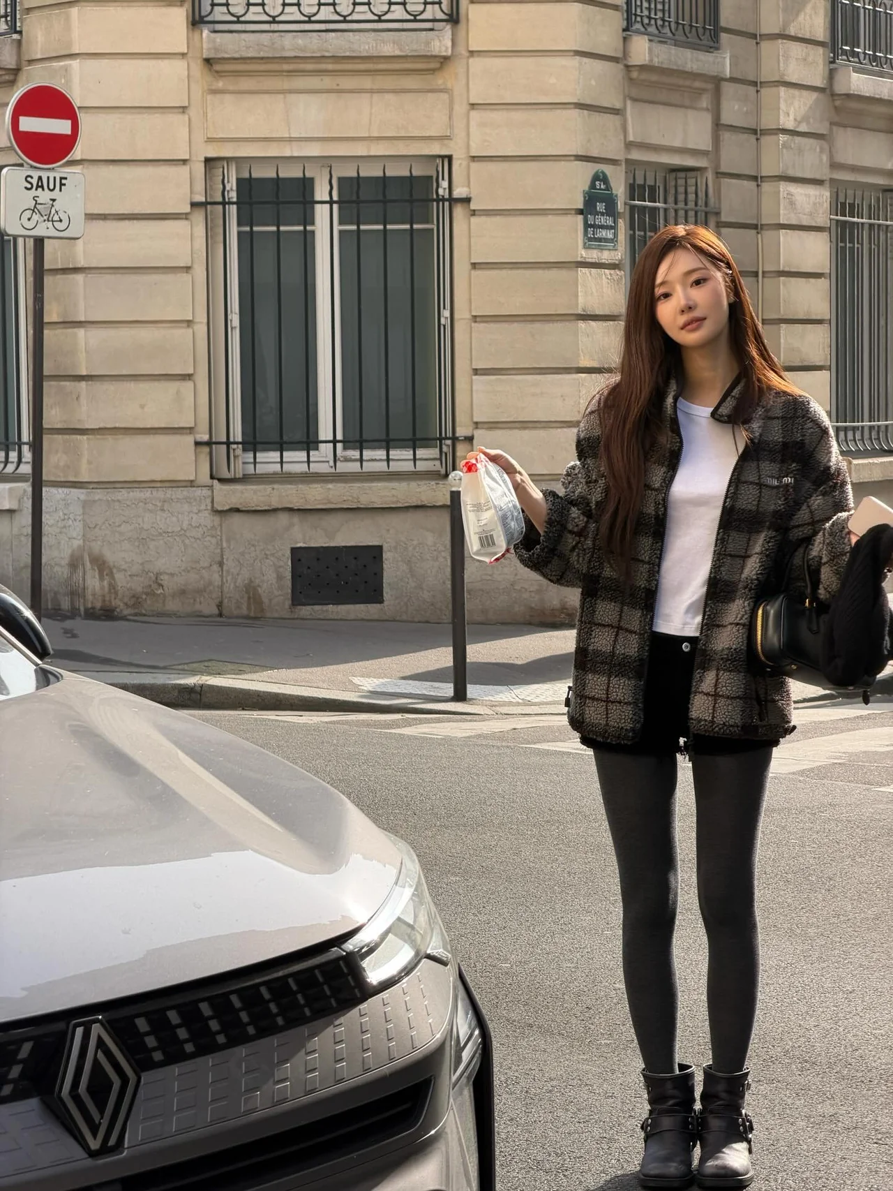 &nbsp;     Gray check fleece jacket worn open over a white T-shirt, black bowling bag detail / Photo: Lee Si-an Instagram (@youseeany)