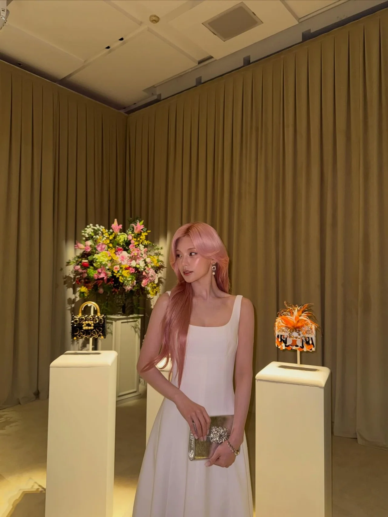 Backless silhouette | Harmony of long pink waves and the dress silhouette / Photo: ITZY\'s Yeji Instagram