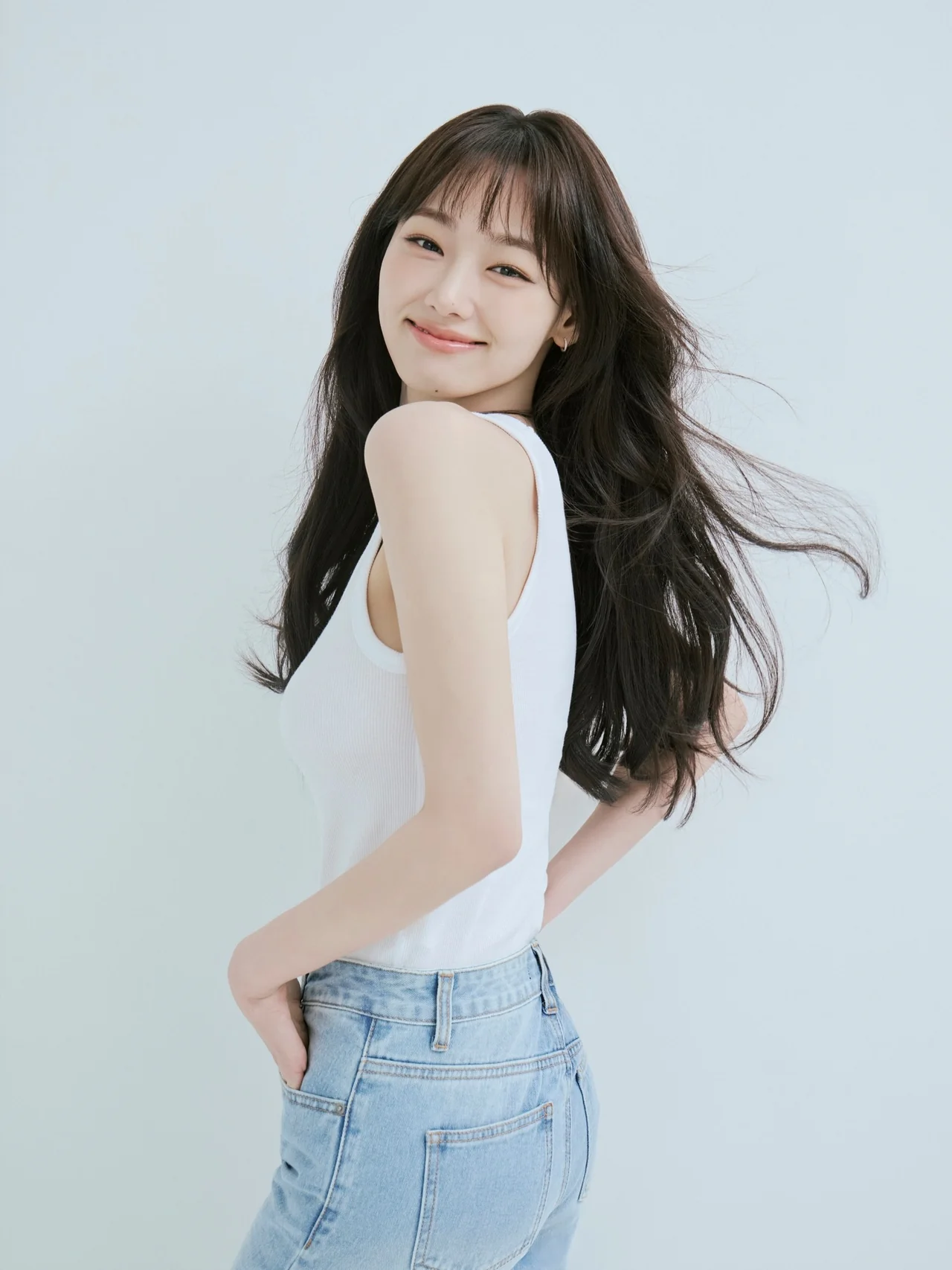 &nbsp;     Cream sleeveless top layered with a beige-brown off-shoulder oversized knit, denim shorts, and gray loose socks. Photo: Kang Mina Instagram (@_happiness_o)
