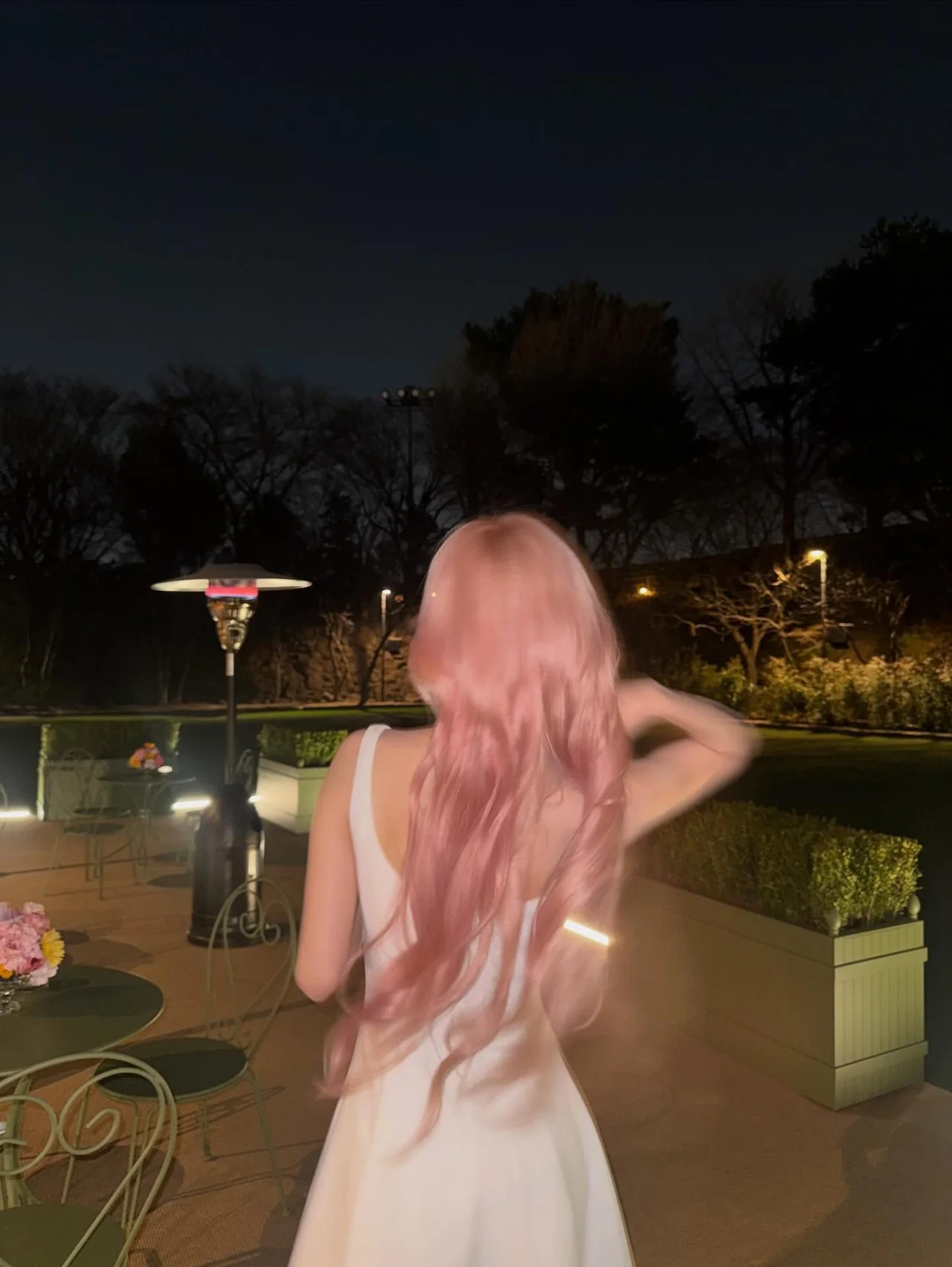 White square-neck dress | A clean silhouette that highlights the contrast with pink hair / Photo: ITZY\'s Yeji Instagram