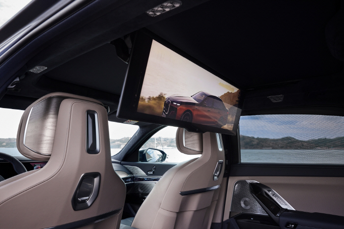 BMW 뉴 7시리즈 뒷좌석에 탑재된 ‘BMW 시어터 스크린’