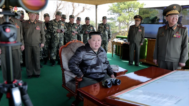 김정은, 태양절에 포사격경기 참관<YONHAP NO-2646>
