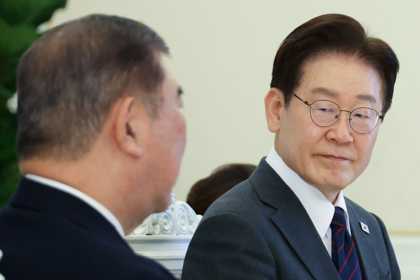 이시바 전 총리 발언 듣는 이재명 대통령<YONHAP NO-4492>