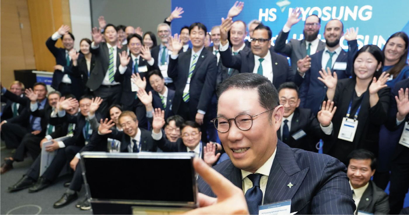 사진1_조현상 HS효성 부회장이 HS효성나이트 참석자 및 임직원과 기념 촬영을 하고 있다. (1)