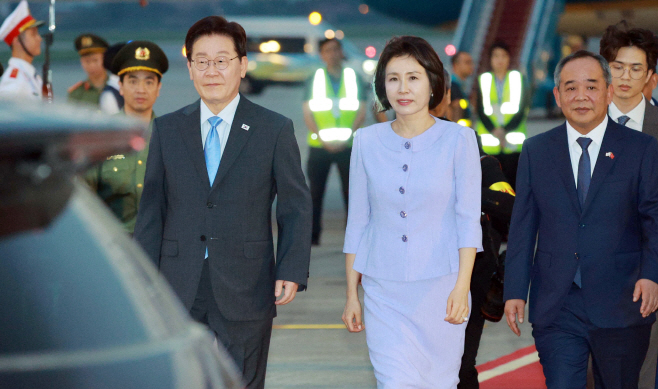 이재명 대통령, 베트남 도착<YONHAP NO-4794>