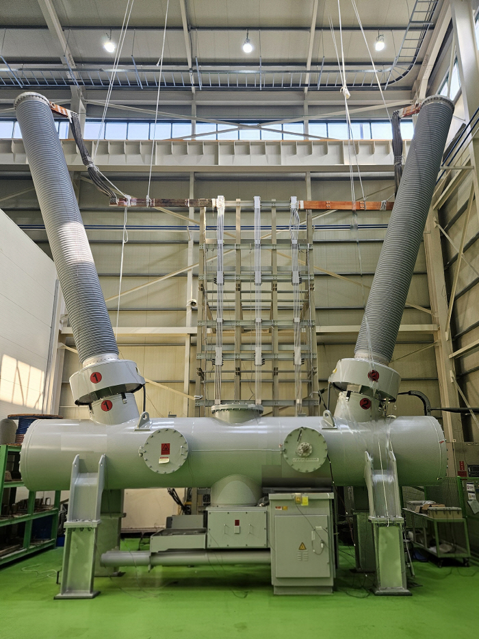 참고사진1. 효성중공업이 개발한 세계 최대 용량 800kV 7000A GCB