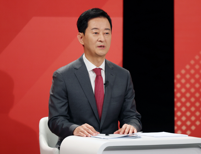 Choi Eun-seok speaking at a Daegu mayoral candidate debate <YONHAP NO-4514>