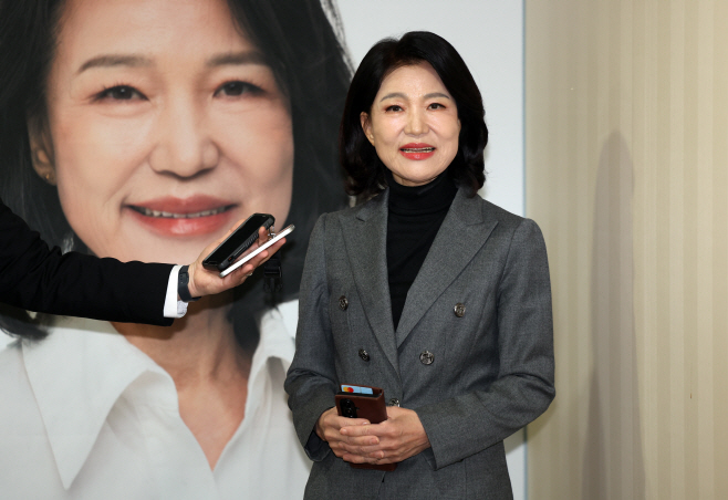 취재진 질문에 답하는 이진숙<YONHAP NO-4105>