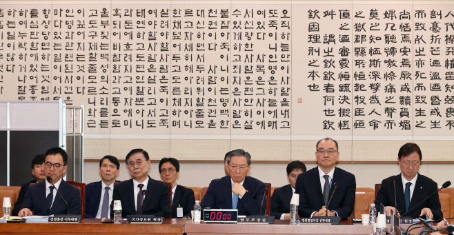 답변하는 정성호 장관<YONHAP NO-3036>