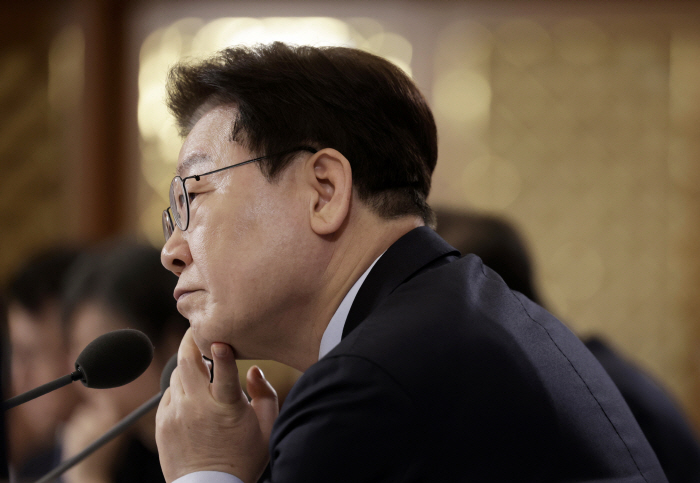 발언 듣는 이재명 대통령