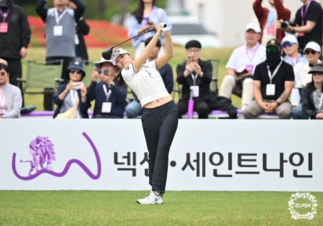 티샷하는 김민선