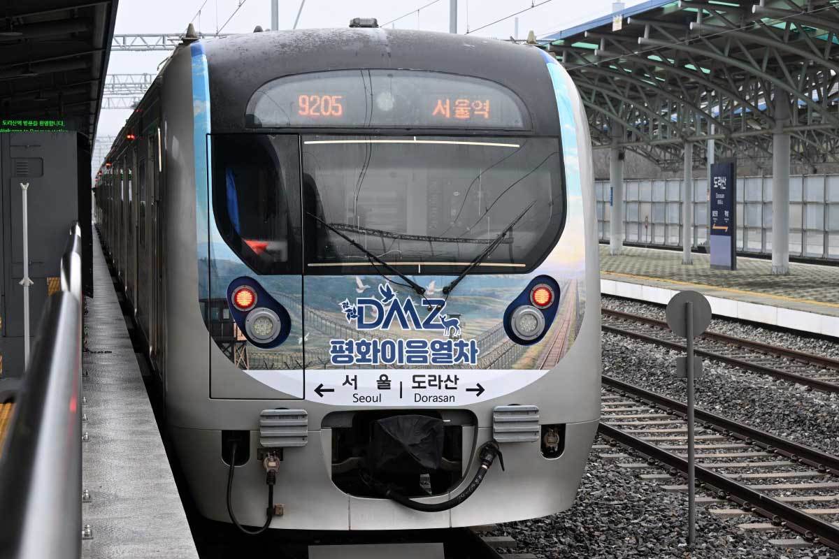 The DMZ Peace Link train at Dorasan Station. After departing Seoul Station on April 10, the tourist service that shuttles between Seoul and Dorasan returned to operation after six and a half years. / News1