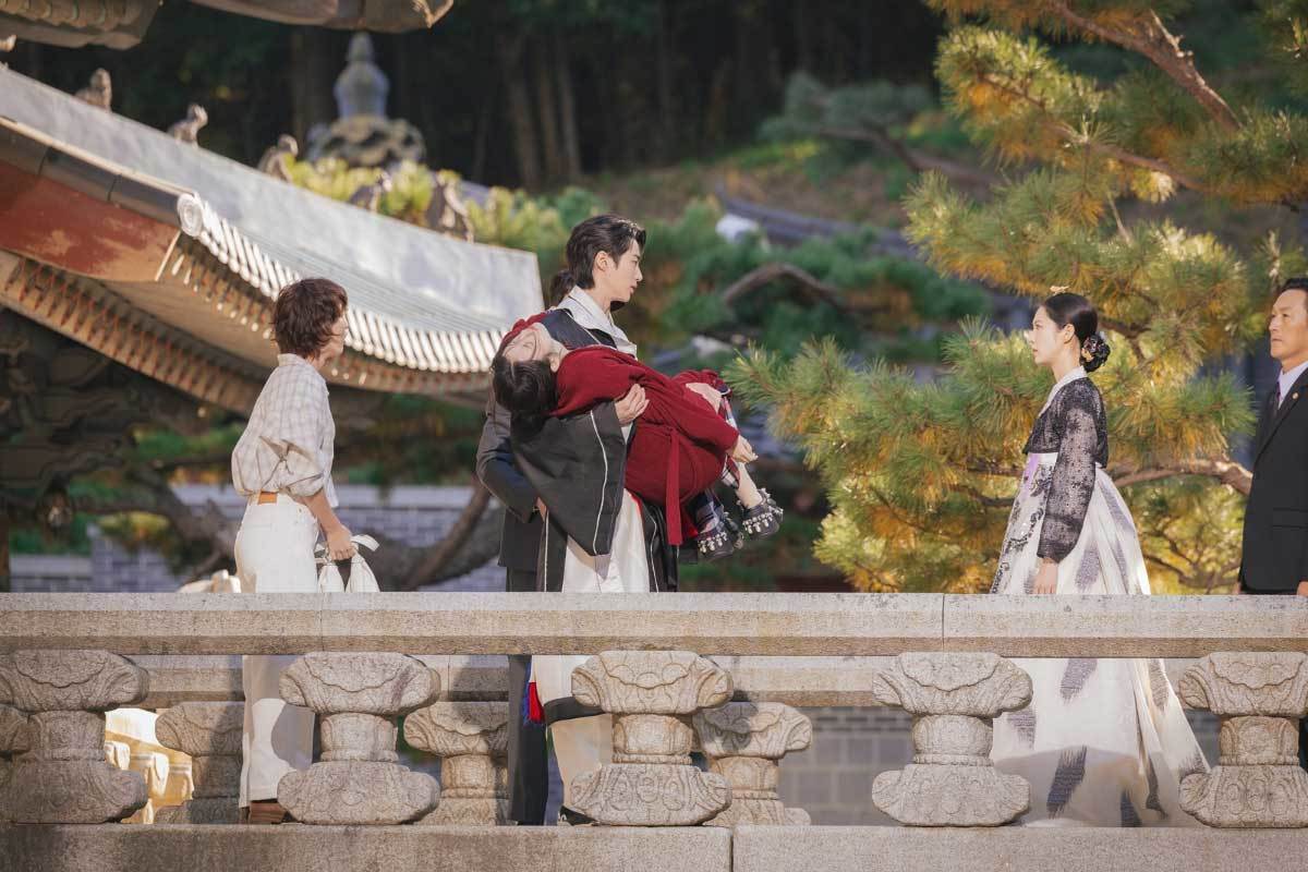 引用： ピョン・ウソクがIUを抱いている。 / MBC『21世紀の大君夫人』