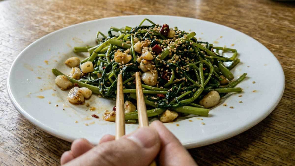 &nbsp;   Water spinach stir-fried with garlic. AI-generated image. / Wikitree