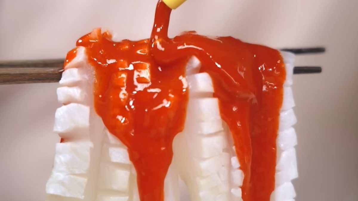 Drizzling chojang (spicy red pepper sauce) over an irresistible dodari sashimi. / YouTube \'Ipjil-ui Chueok TV jiminTV\'