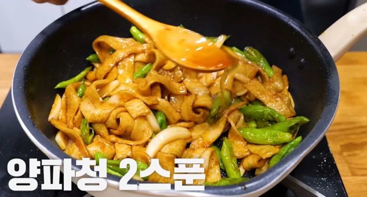Adding onion syrup to stir-fried fish cakes / YouTube \'Chef Kim Dae-seok TV\'