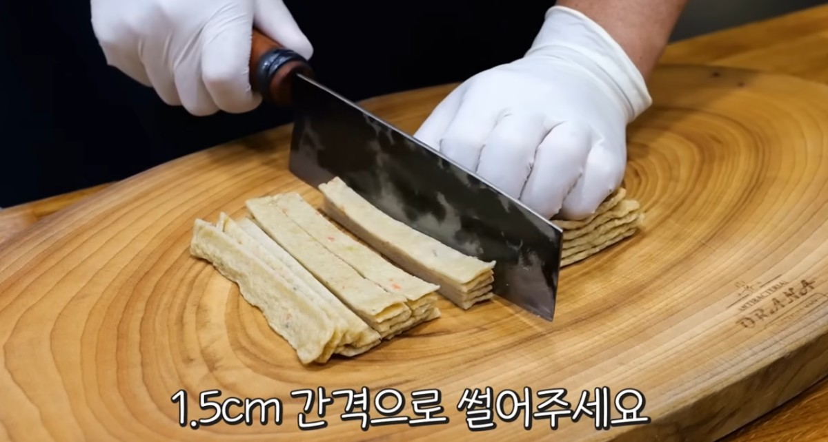 Slicing fish cake / YouTube \'Chef Kim Dae-seok TV\'