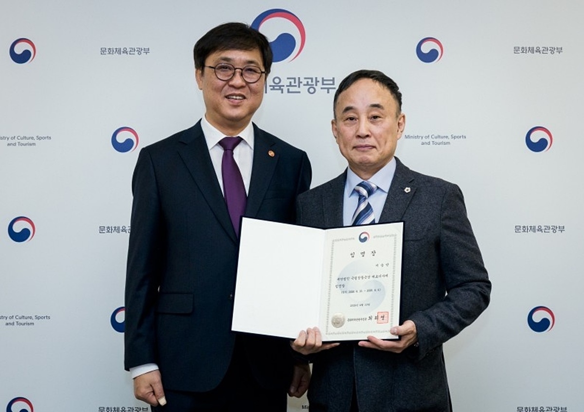 최휘영 문화체육관광부 장관이 10일 신임 서승만 국립정동극장 대표이사에게 임명장을 수여한 뒤 기념촬영을 하고 있다. / 문화체육관광부 제공